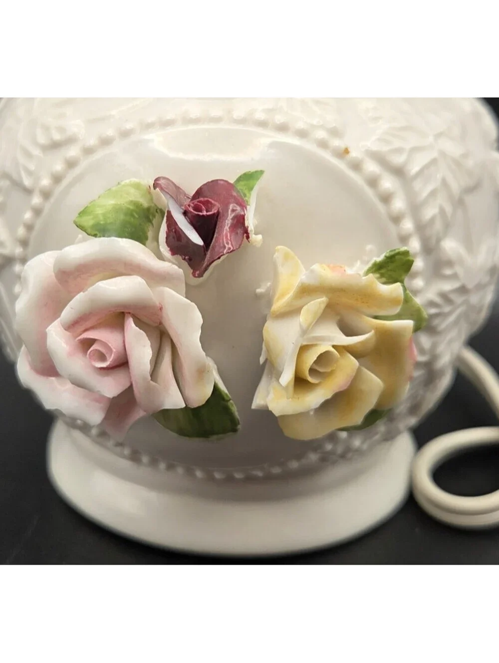 Porcelain Floral Accent Lamp White Applied Roses/Hearts Lattice Shade Night VTG